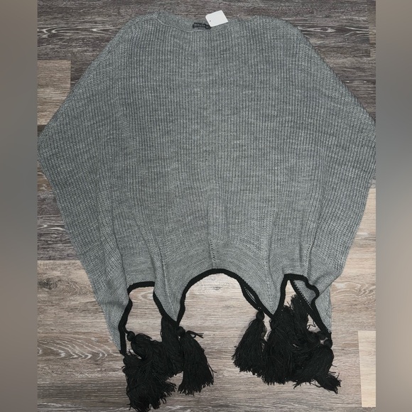 BNWT Vince Camuto Gray & Black Knit Poncho with Tassels - One Size - Picture 1 of 6